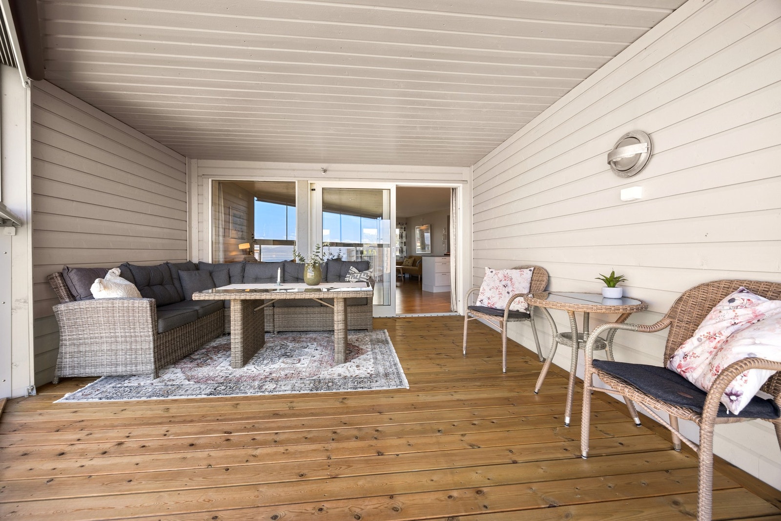 Det er god plass til sittegruppe, slik at man har en god forlengelse av stuen i sommerhalvåret Galleribilde