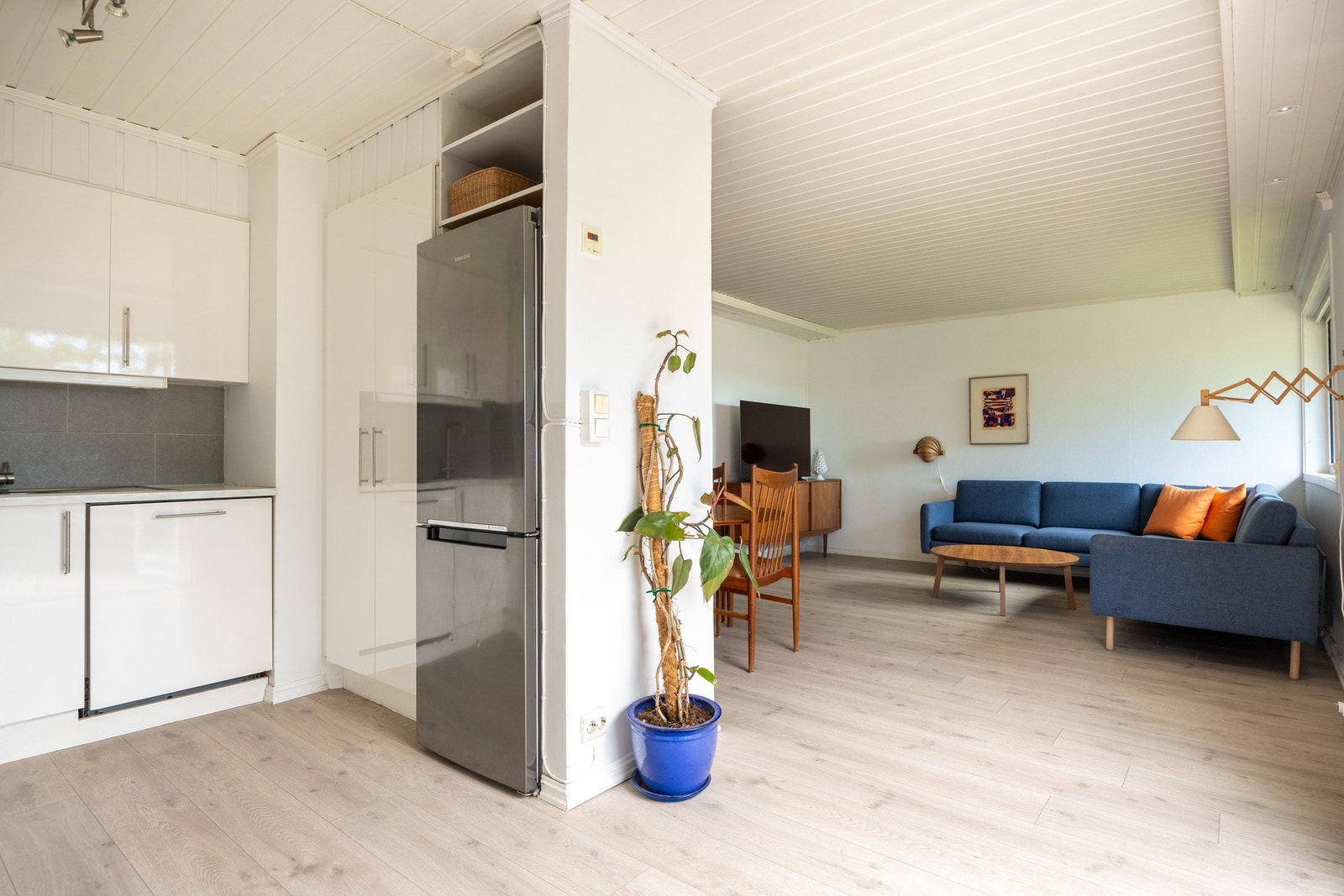 Den sosiale åpne løsningen gjør at man får et praktisk allrom. Galleribilde