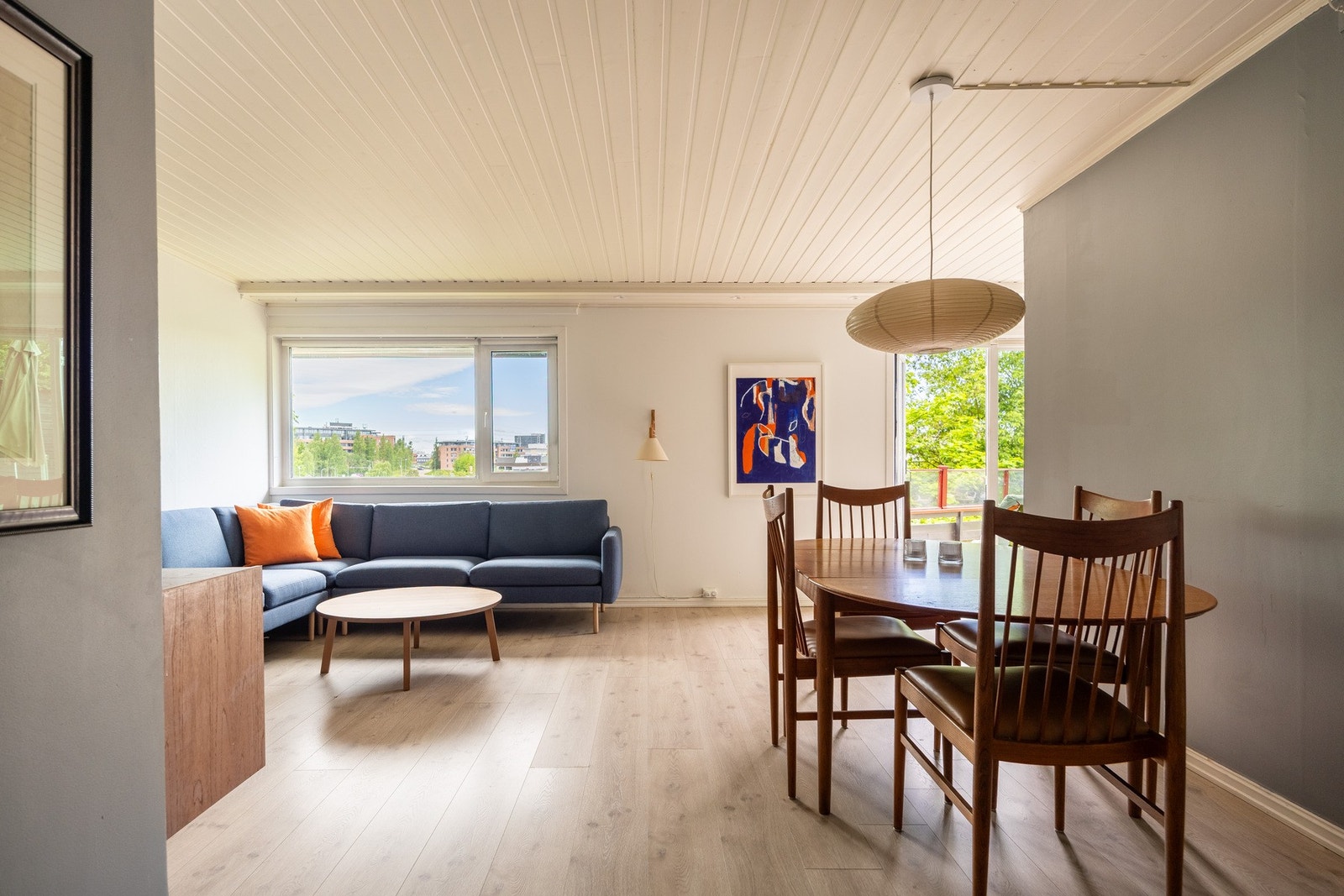 Overflatene er malt i moderne og behagelige fargetoner, og på gulvet er det lagt slitesterk laminat. Galleribilde