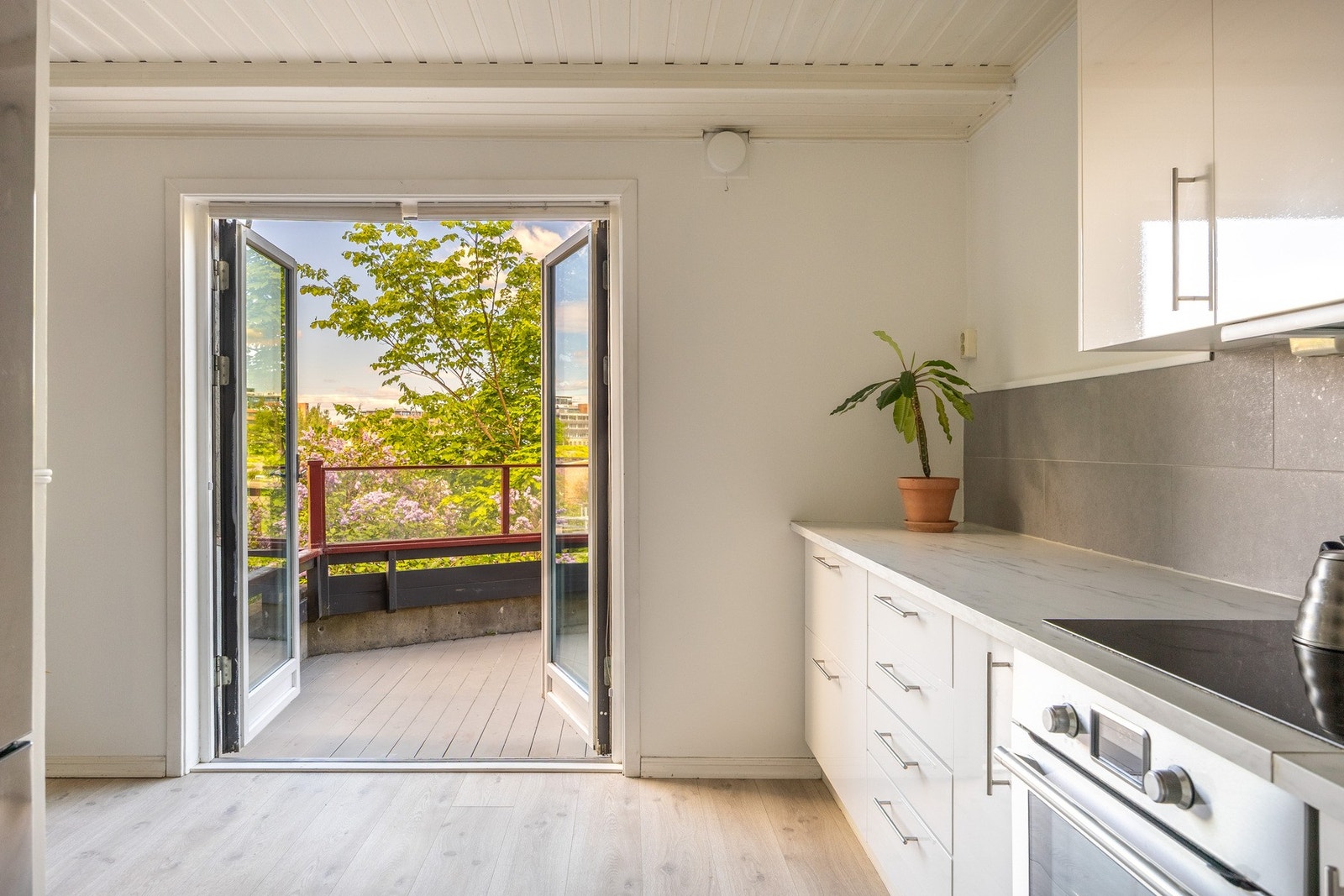 Fra kjøkkenet er det utgang til terrasse. Galleribilde