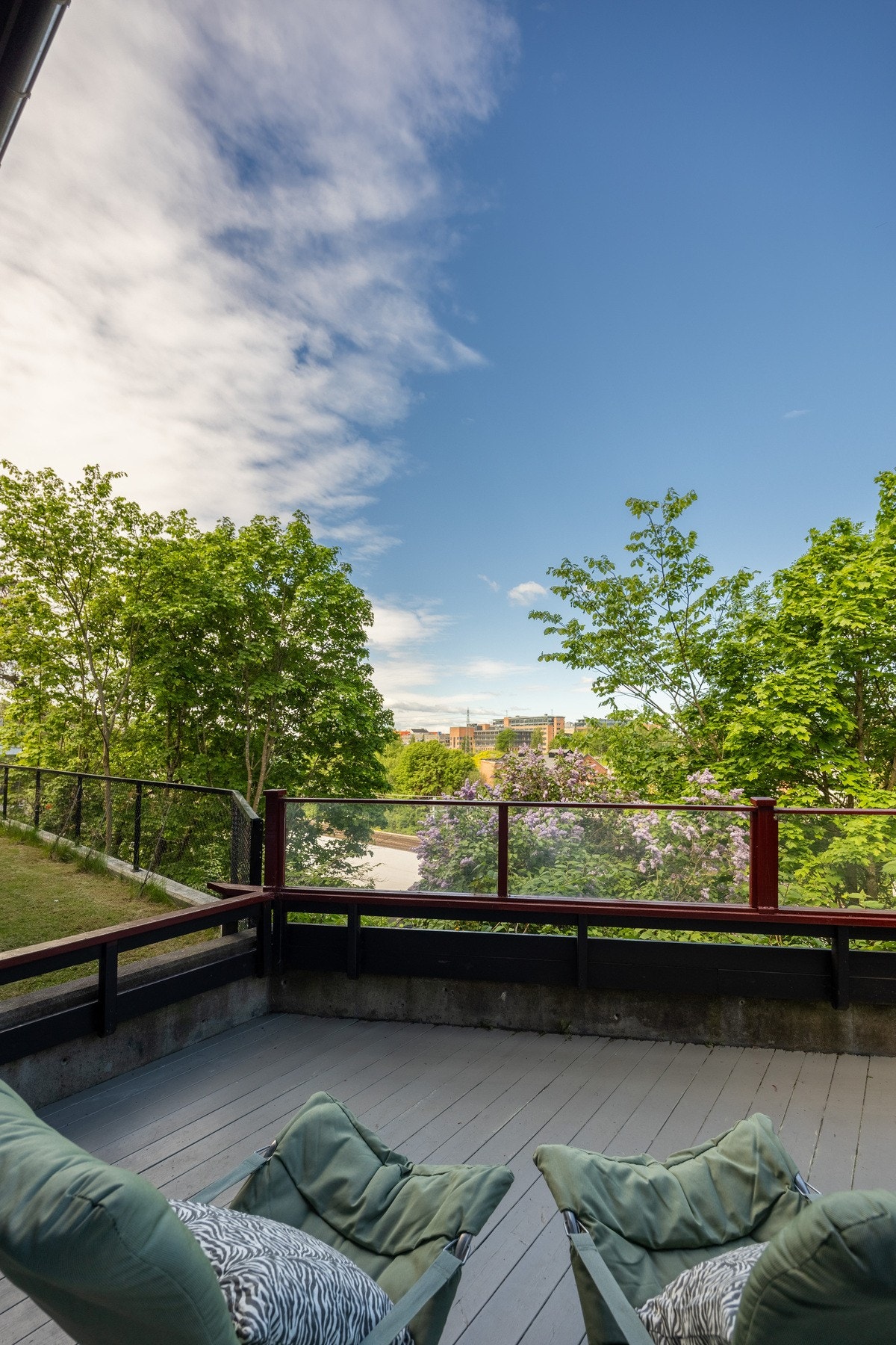 Her er det god plass til ønsket utemøblement. Galleribilde