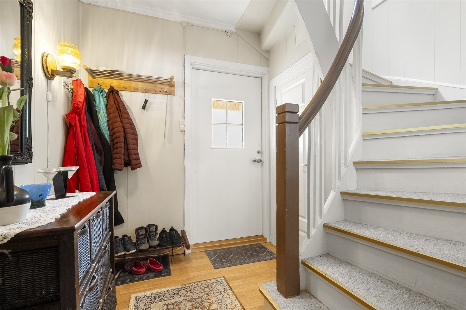 Entréen har plass til ytterklede og leier deg vidare inn i bustaden eller opp trappa til andre etasje. Galleribilde