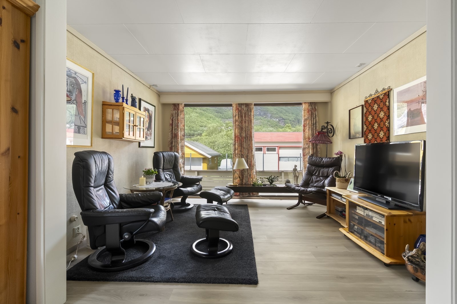 Innerste del av stova er innreidd som ei eiga TV-stove Galleribilde