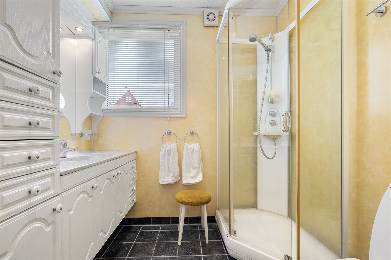 Badet i første etasje har flislagt golv med elektriske varmekablar, dusjkabinett og baderomsplater på veggane. Galleribilde