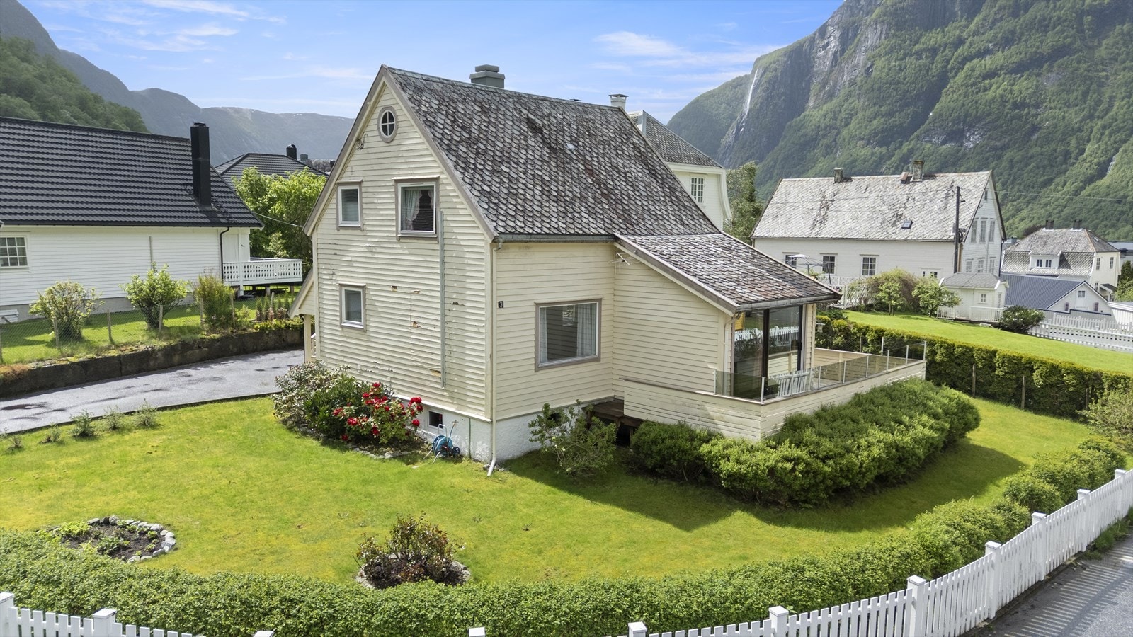 Huset ligg fint til på hjørnetomt i Fossøyrgata Galleribilde