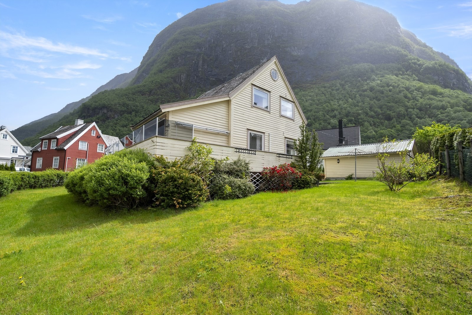 Eigedomen ligg i eit etablert bustadområde i Høyanger sentrum Galleribilde