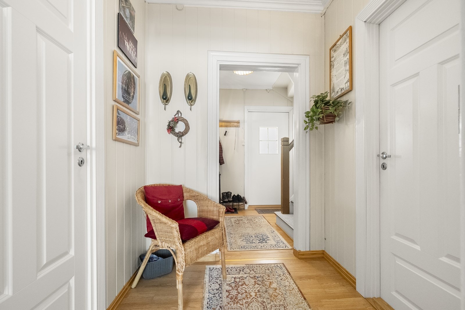 Gangen i første etasje knyter saman entré, stove, kjøkken og bad. Galleribilde