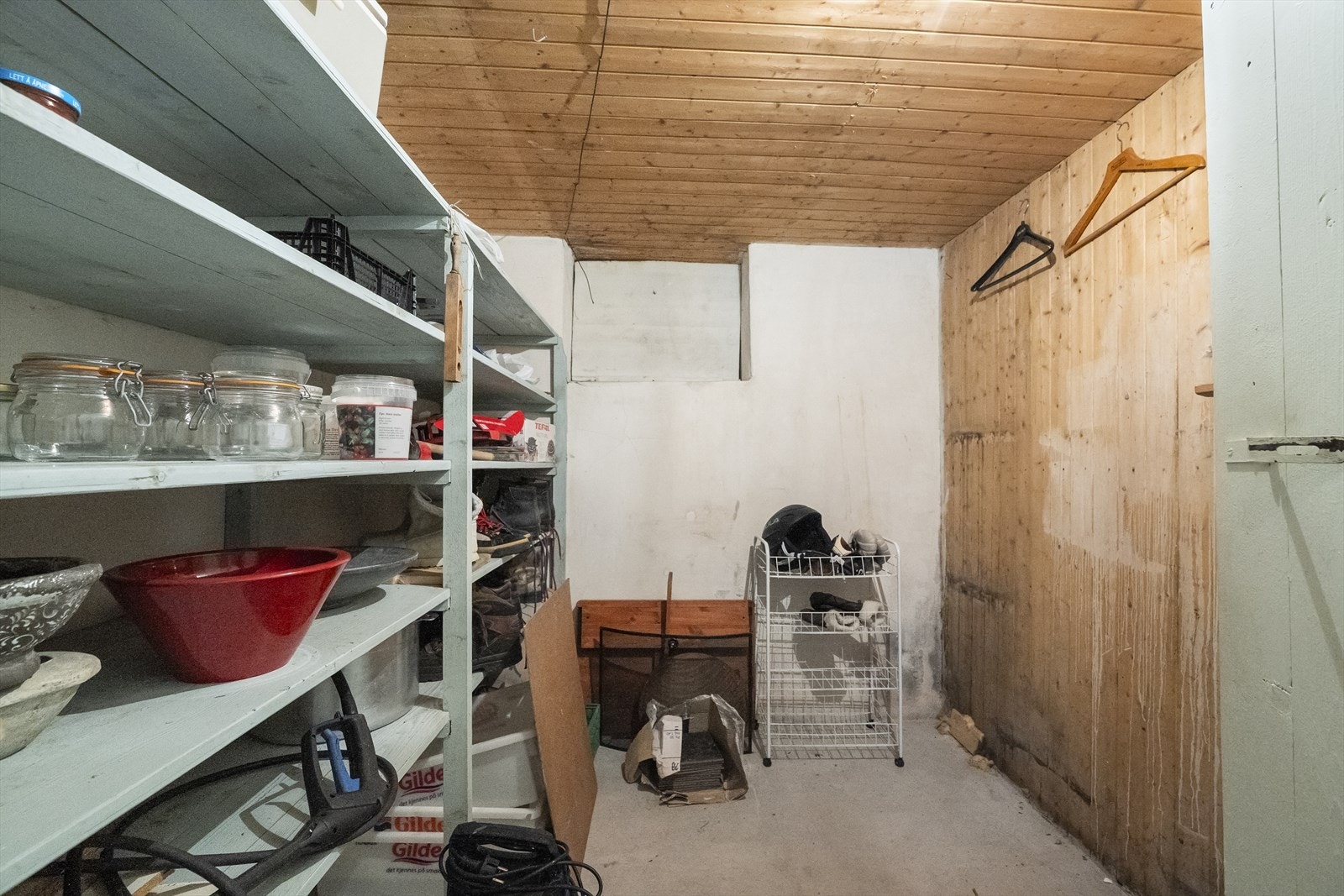 Kjellaren er innreda med fleire boder - adkomst til kjellar er via ut- og innvendig trapp Galleribilde