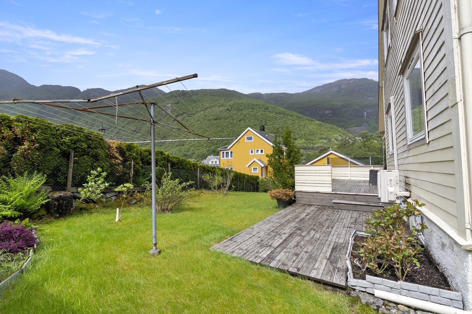 Hage og terrasse på baksida som vender mot sør/vest Galleribilde