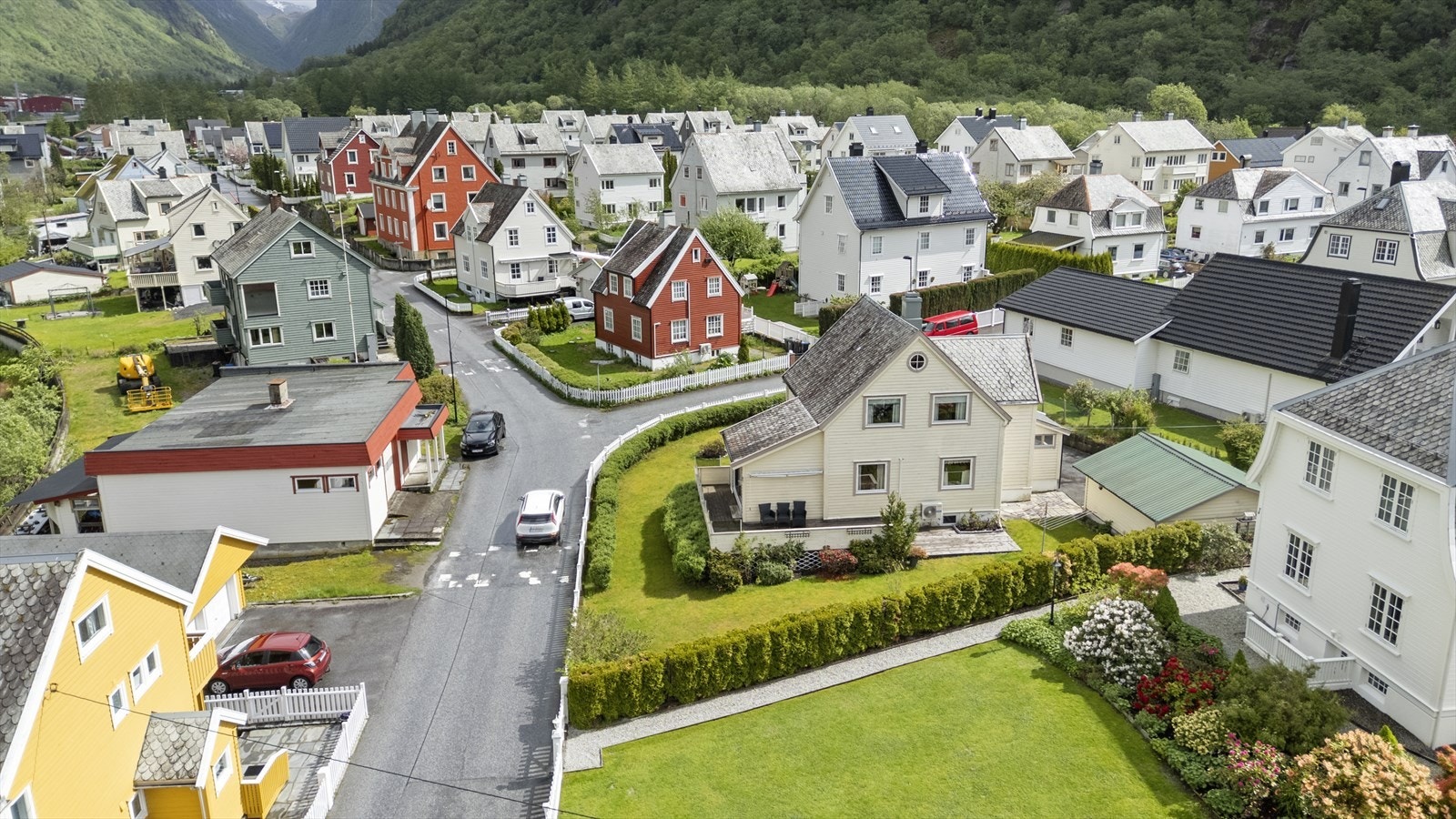 Nærområdet er familievennleg med fleire skular og barnehagar innan gangavstand. Galleribilde