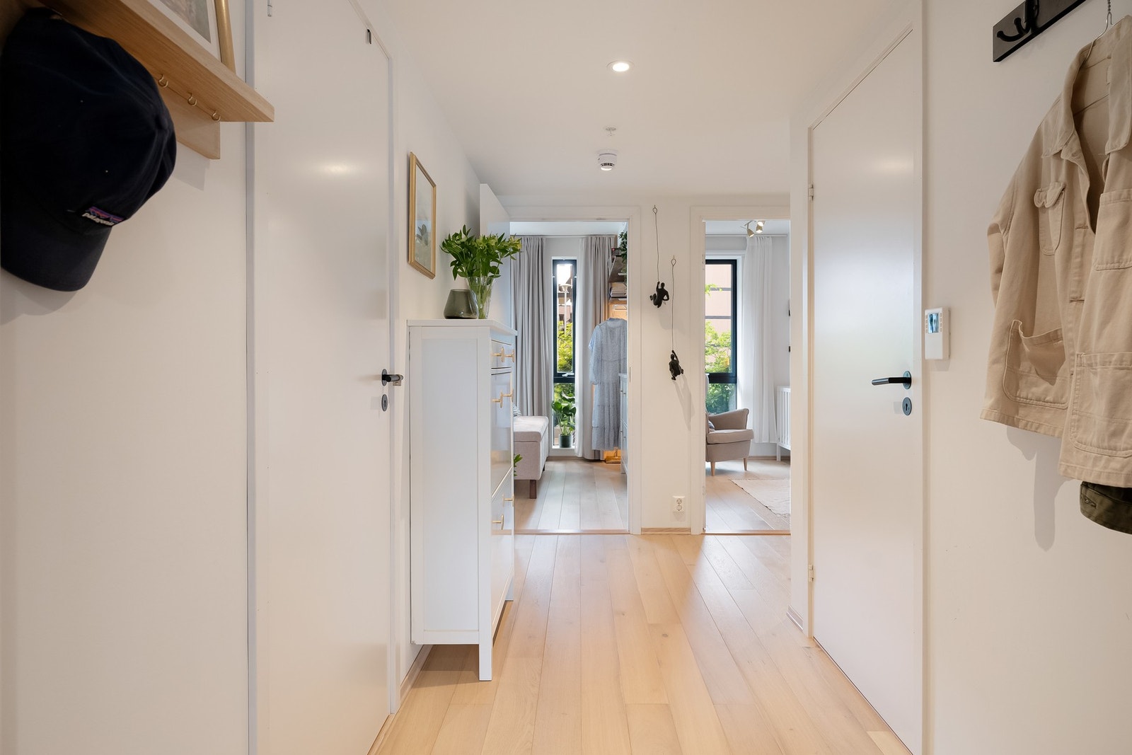 Her møtes du av en innbydende entré med 1-stavs parkett på gulvet og malte overflater i moderne fargevalg, noe som er gjennomgående for hele boligen med unntak av på badet. Galleribilde