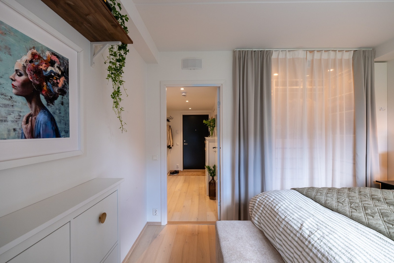 På hovedsoverommet er det i tillegg walk in closet med mye garderobeplass. Galleribilde