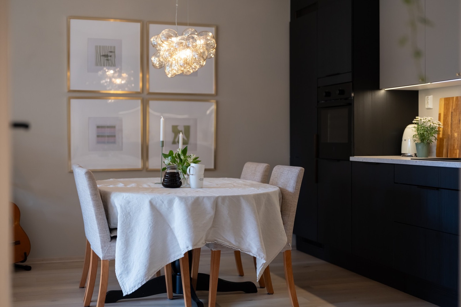 Innredningen har glatte fronter og en lekker laminat benkeplate, samt en oppvaskkum. Galleribilde
