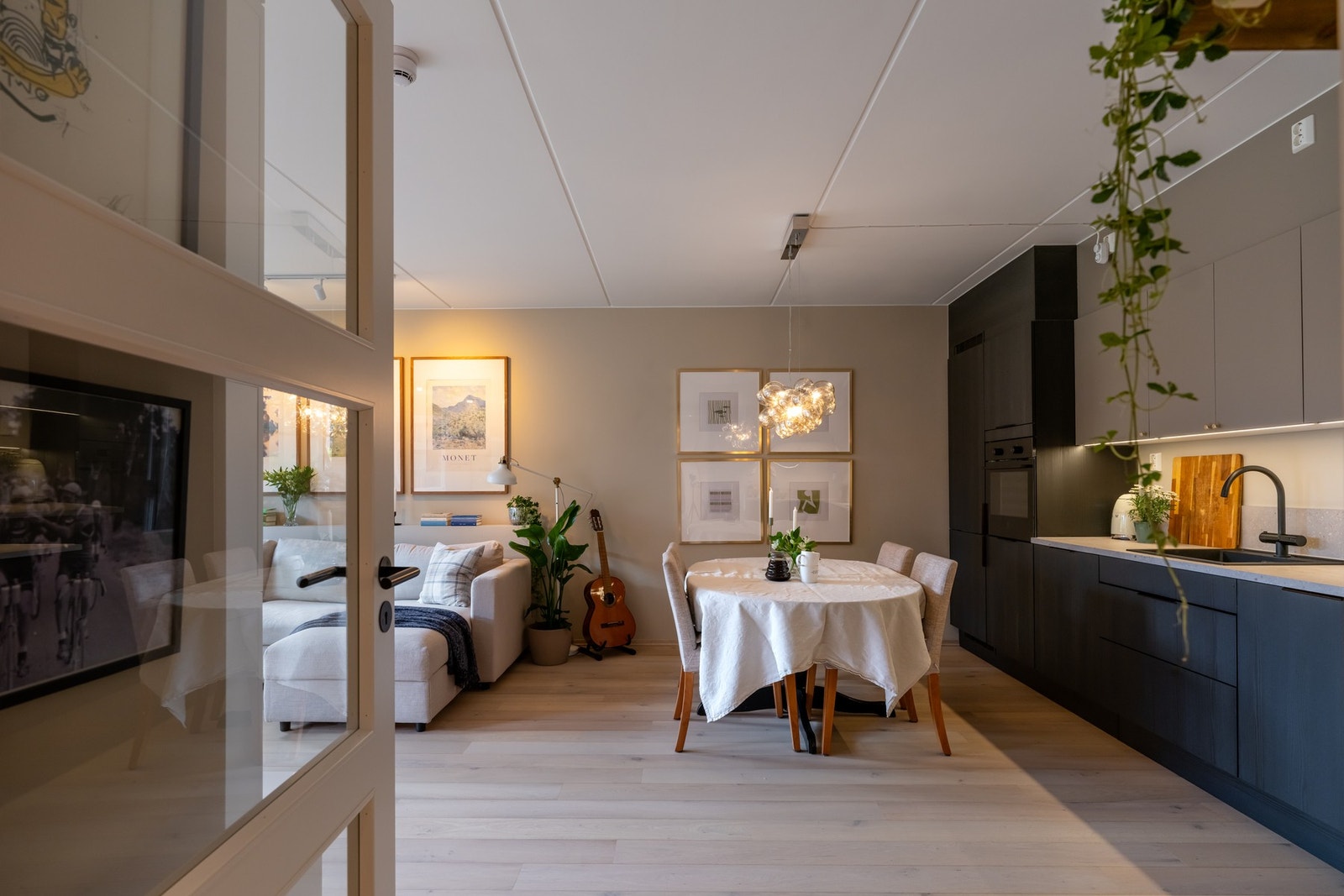 Døren med glassfront mellom oppholdsrom og entré er en gjennomtenkt løsning for å ikke stenge for lyset inn til entréen. Galleribilde