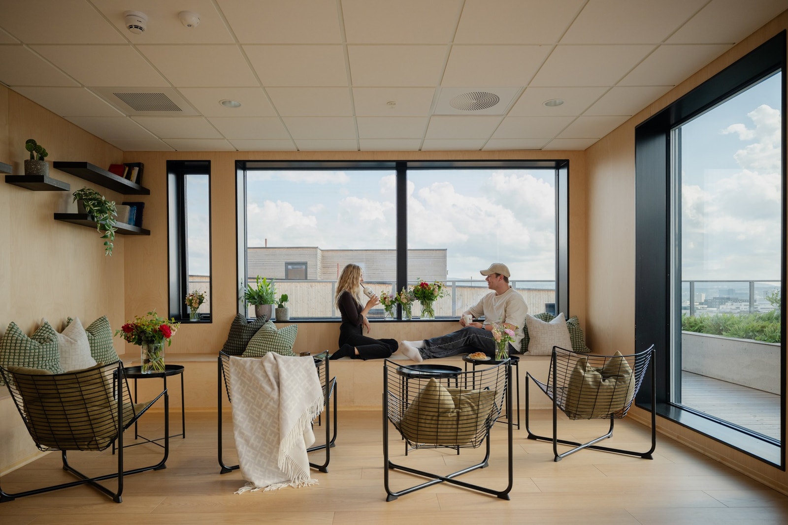 I tillegg til takterrasse er det tilgang til en felles takstue som er til bruk for beboerne hvor det blant annet er sittegrupper, vask og kjøkkenbenk og toalett. Galleribilde
