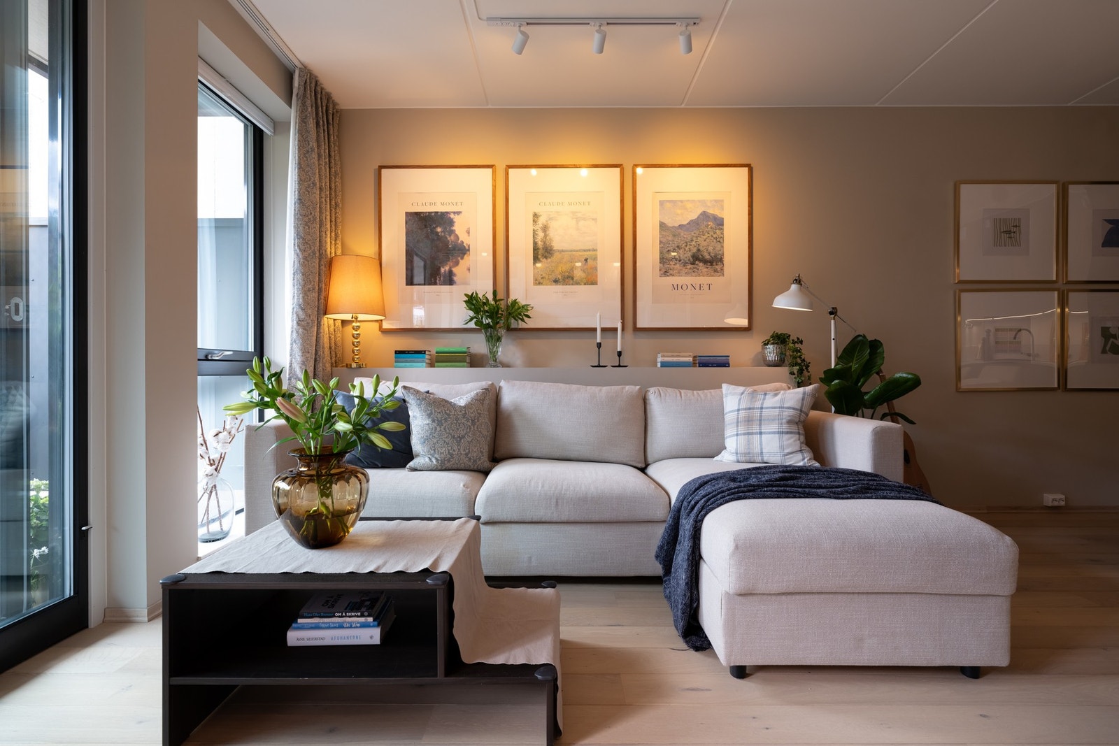 Stuen har gode innredningsmuligheter hvor det er god plass til både sofagruppe med tilhørende møblement. Galleribilde