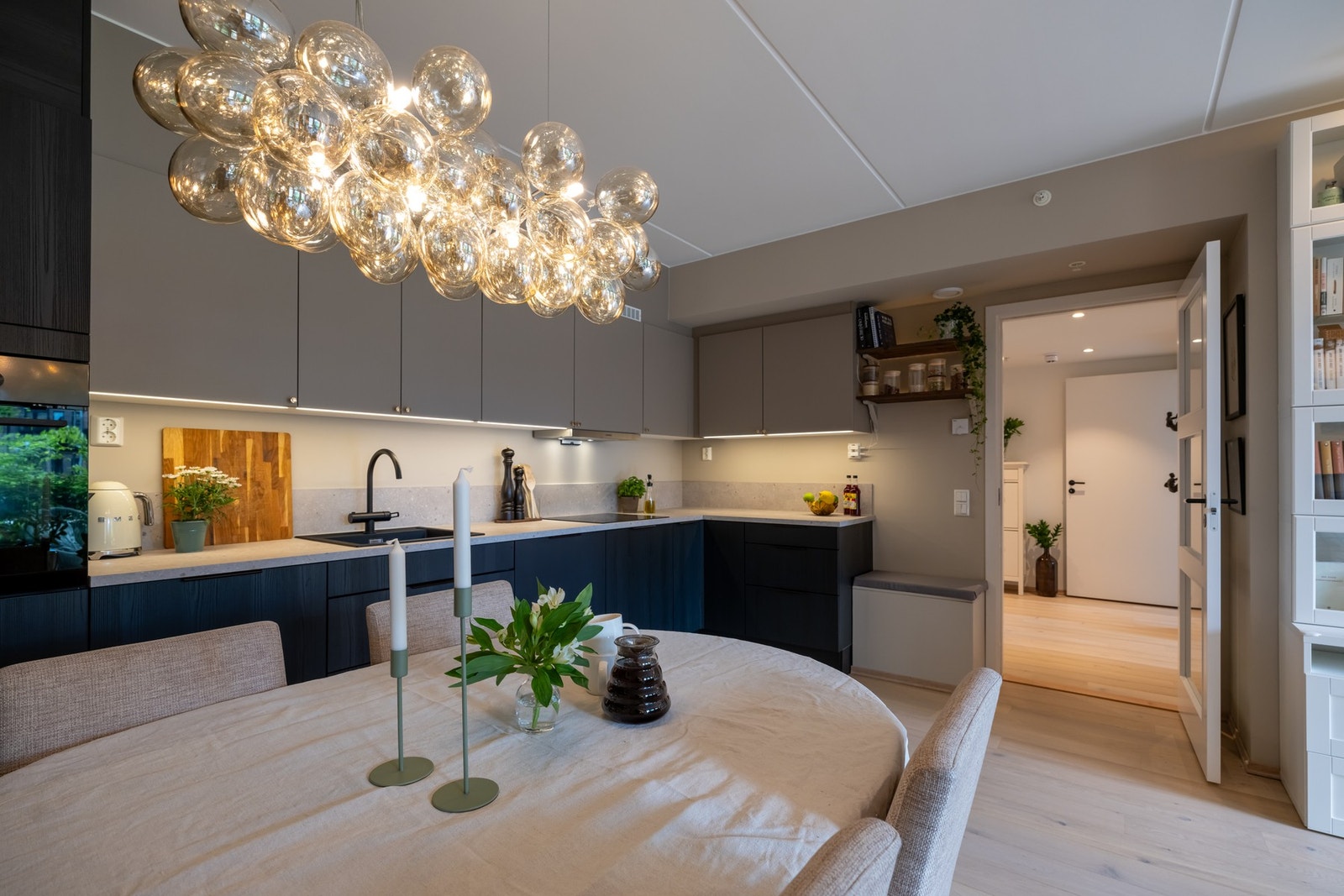 Fin plass til stort spisebord hvor du kan invitere venner og familie til hyggelige lag. Galleribilde