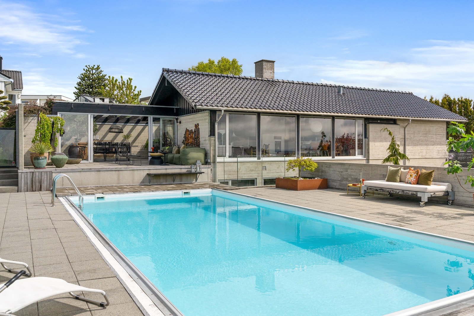 Boligen har eget oppvarmet svømmebasseng - perfekt på varme sommerdager! Galleribilde