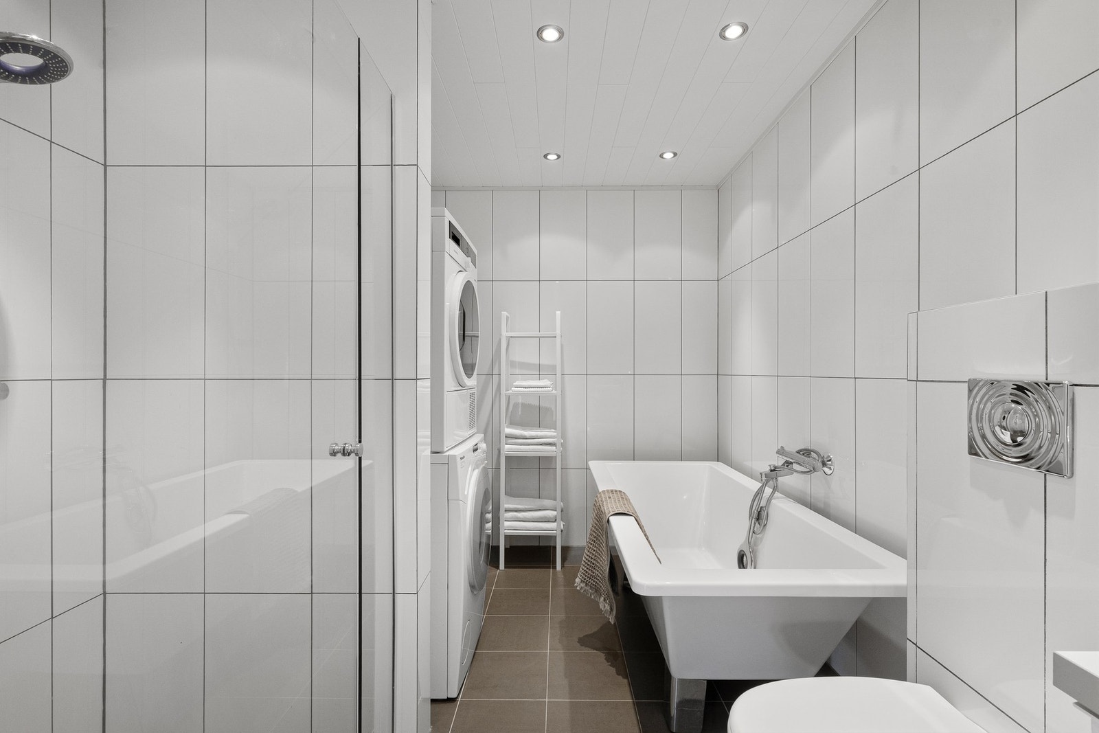 Badet har både badekar, romslig dusjhjørne og opplegg for vaskemaskin. Galleribilde