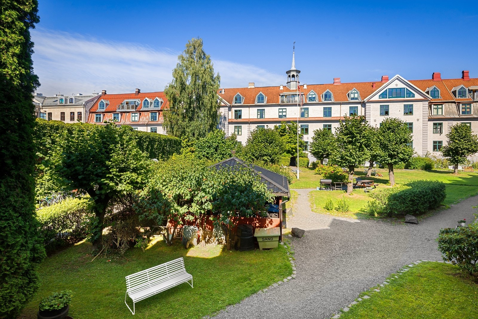 Den idylliske bakgårdshagen oppleves som en stor, privat park for beboerne. Galleribilde