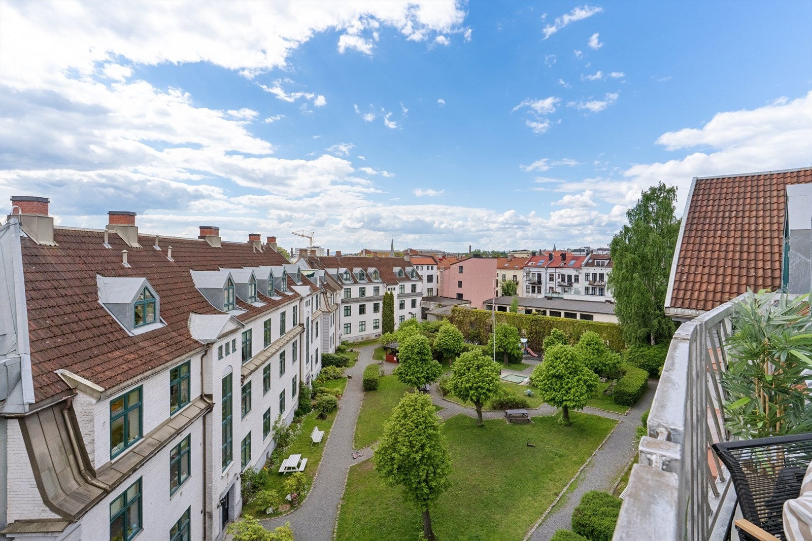 Fra terrassen kan man nyte det nydelige utsynet over den anerkjente bygården sin frodige bakgårdshage. Galleribilde