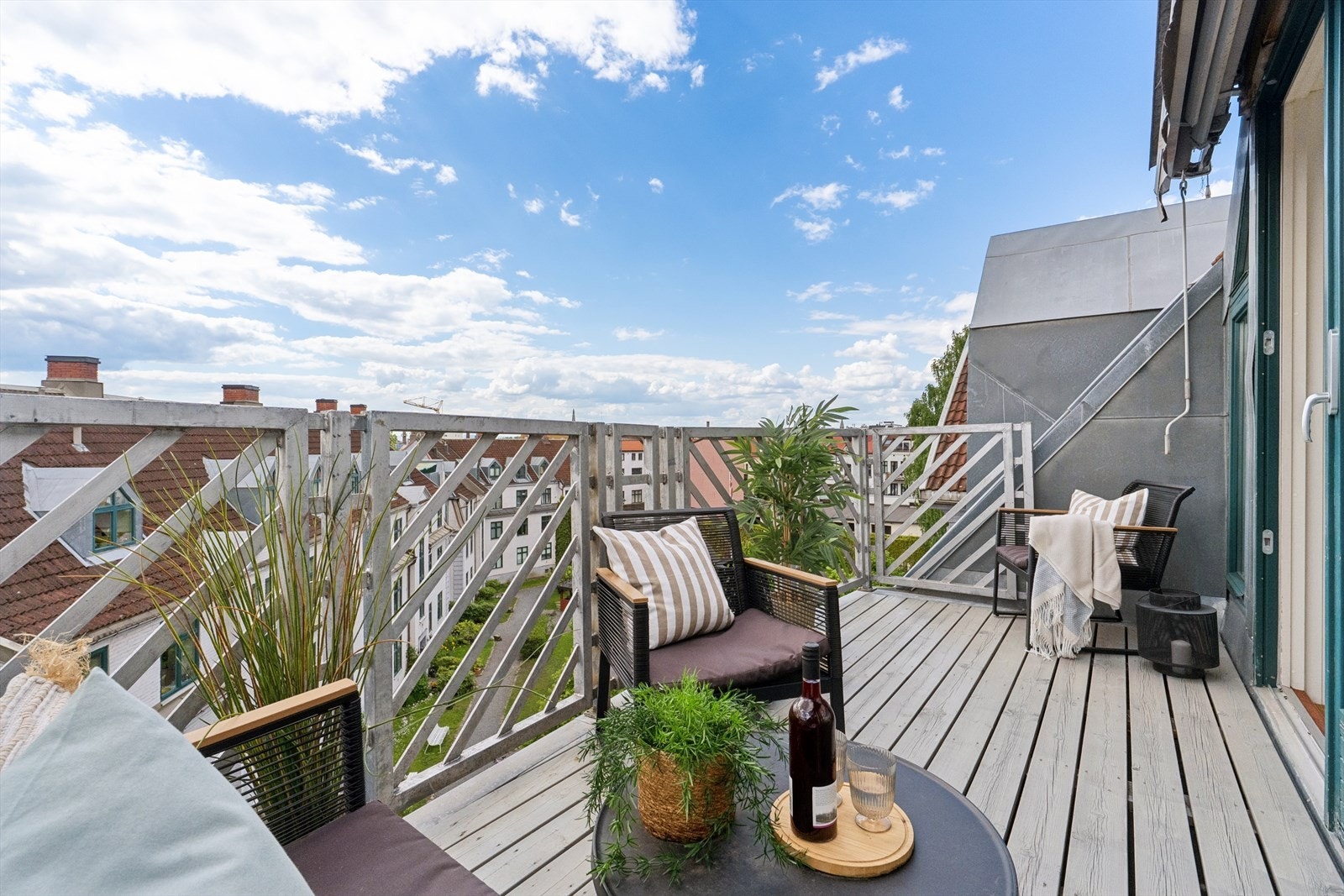 Med areal på 9m² har du rikelig med plass til både sittegruppe og grill - like velegnet til rolige morgener som til livlige sammenkomster. Galleribilde