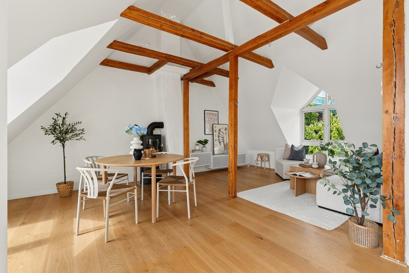 En nydelig og innholdsrik loftsleilighet med hele 95 m² gulvareal og takhøyde på 3,9 meter. Galleribilde