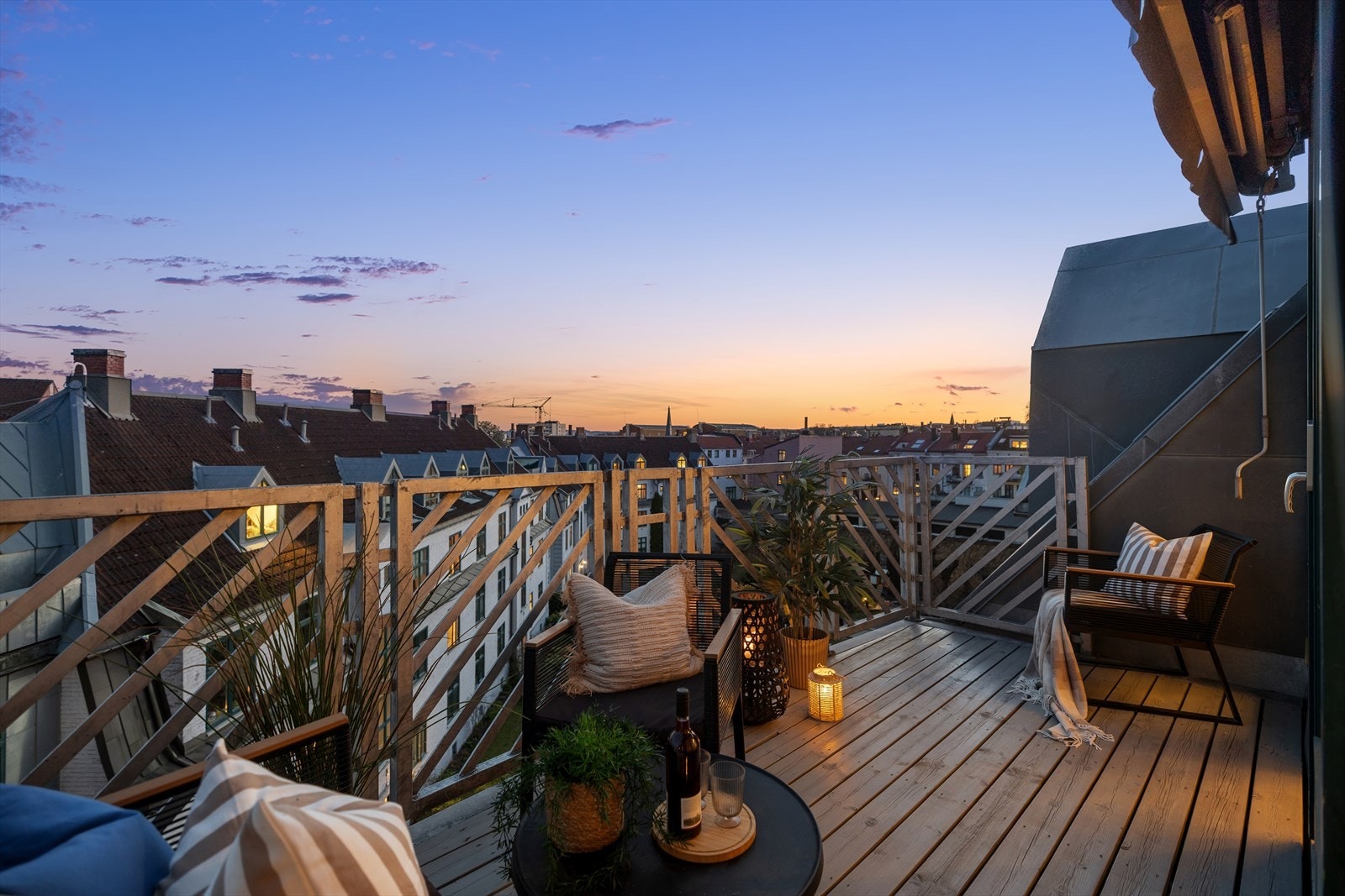 Fra stuen har du direkte utgang til en fantastisk, sydvendt terrasse på 9 m² med svært gode solforhold gjennom dagen. Galleribilde