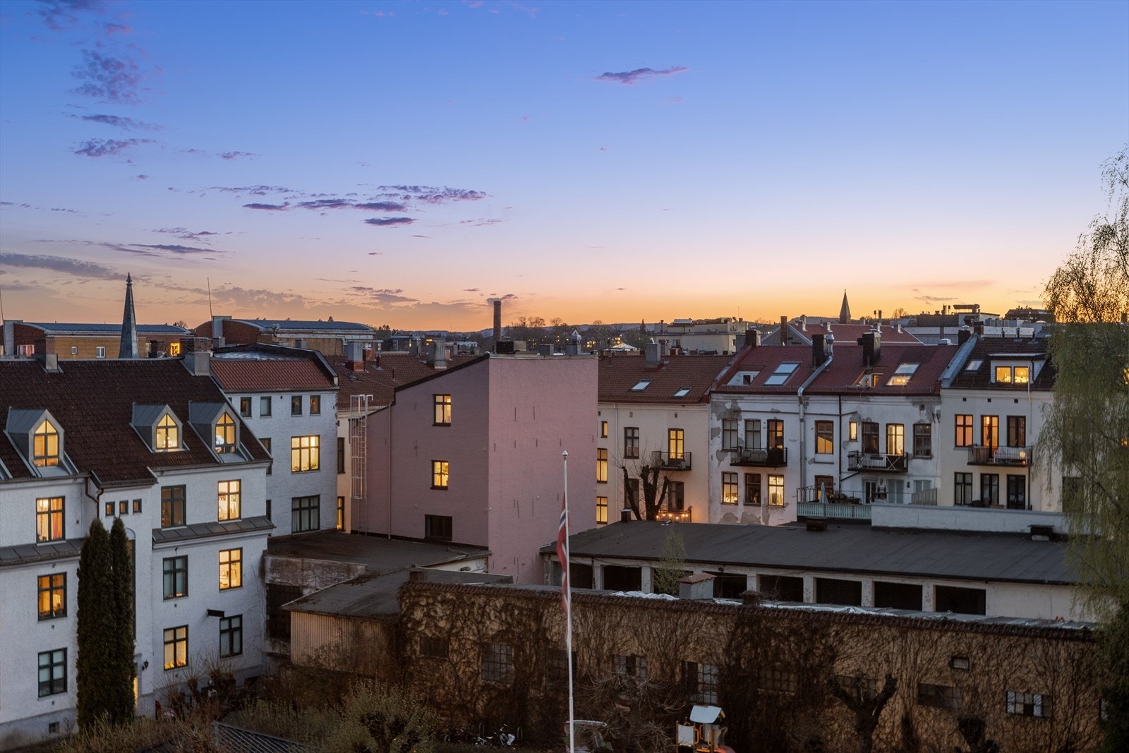 Terrassen vender ut mot en rolig og vakker bakgård, og byr på hyggelig utsikt over Oslos taklandskap. Galleribilde