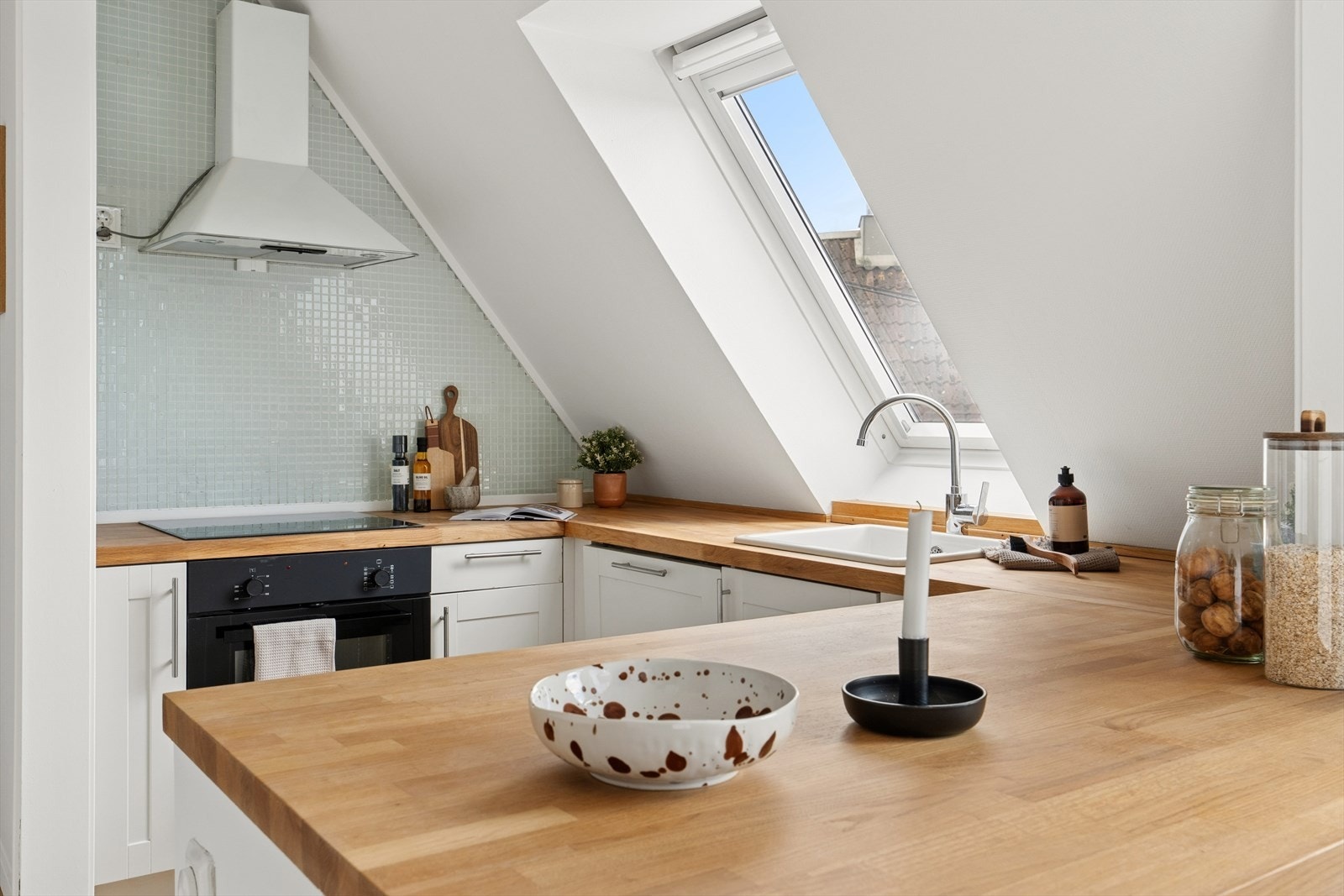 Her er det gode arbeidsforhold med en romslig benkeplate i tre, som gir både varme og et stilrent uttrykk. Galleribilde