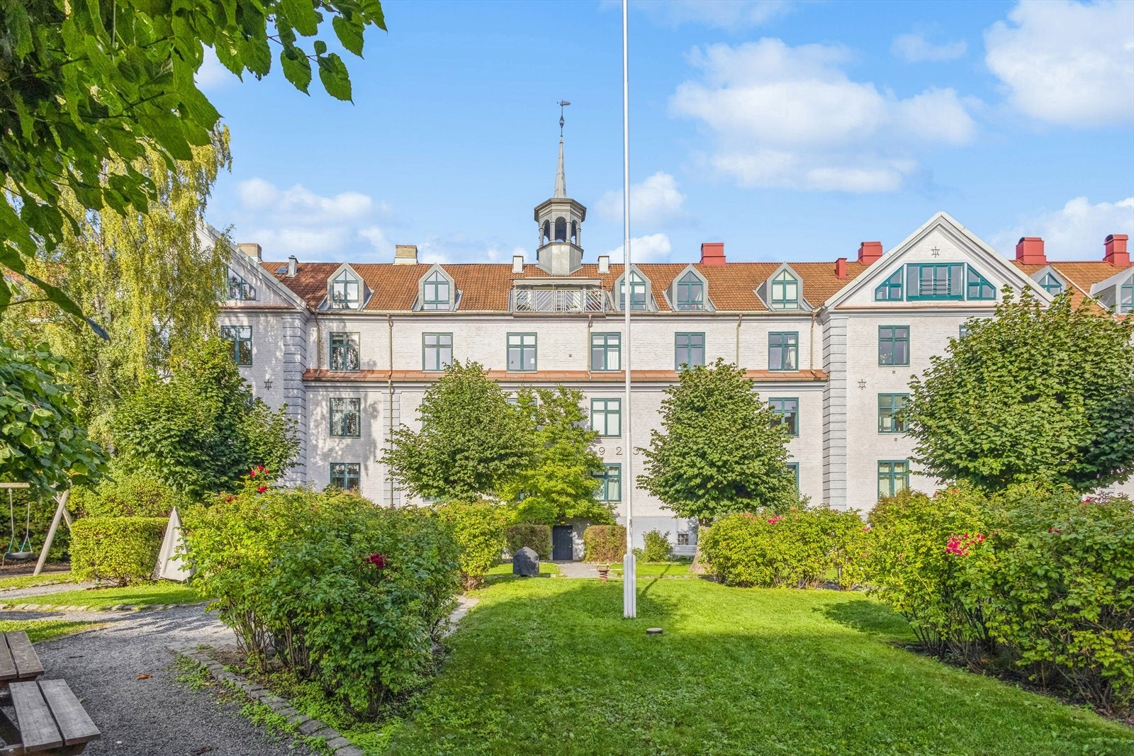 Velkommen til praktfulle 'Krystallpalasset', som er kjent for sin frodige bakgård og sin fantastiske beliggenhet midt i hjertet av Torshov! Galleribilde