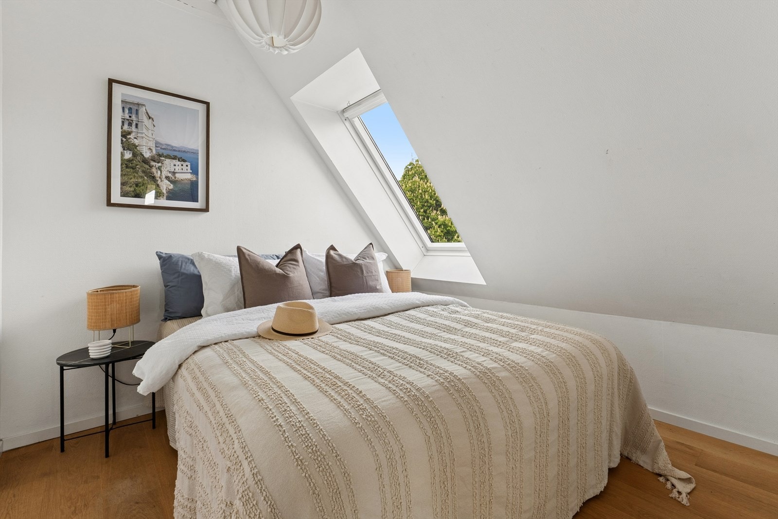 Soverommet vender ut mot rolig sidegate. Galleribilde