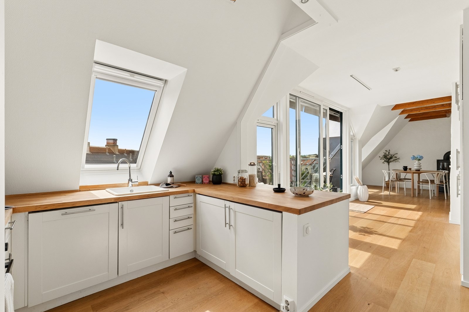 Boligen fremstår moderne og stilren, med 1-stavsparkett og nymalte flater. Galleribilde