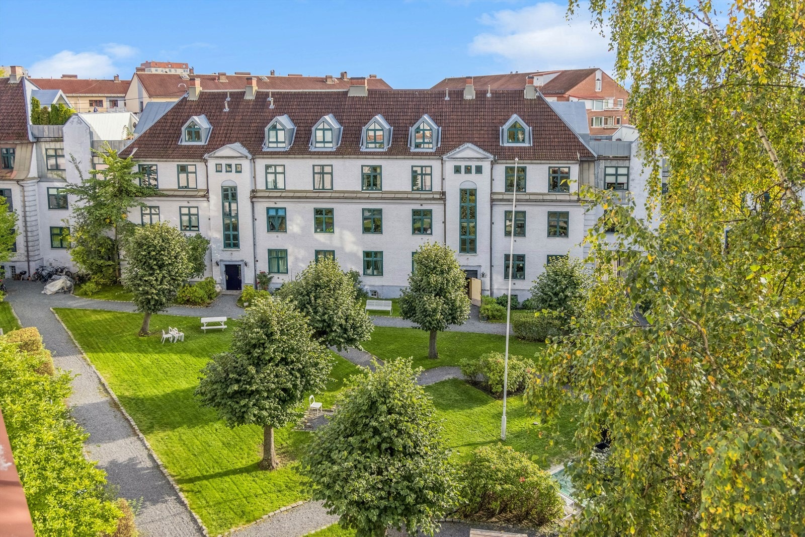 Her bor man i trygge omgivelser i den lukkede bakgården. Galleribilde