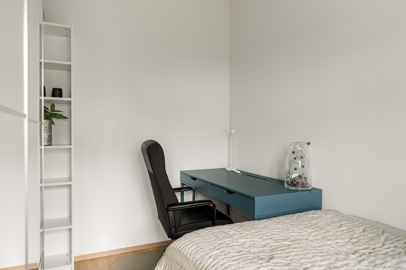 Rommet har god utnyttelse og plass til både seng, garderobe og arbeidsplass. Galleribilde