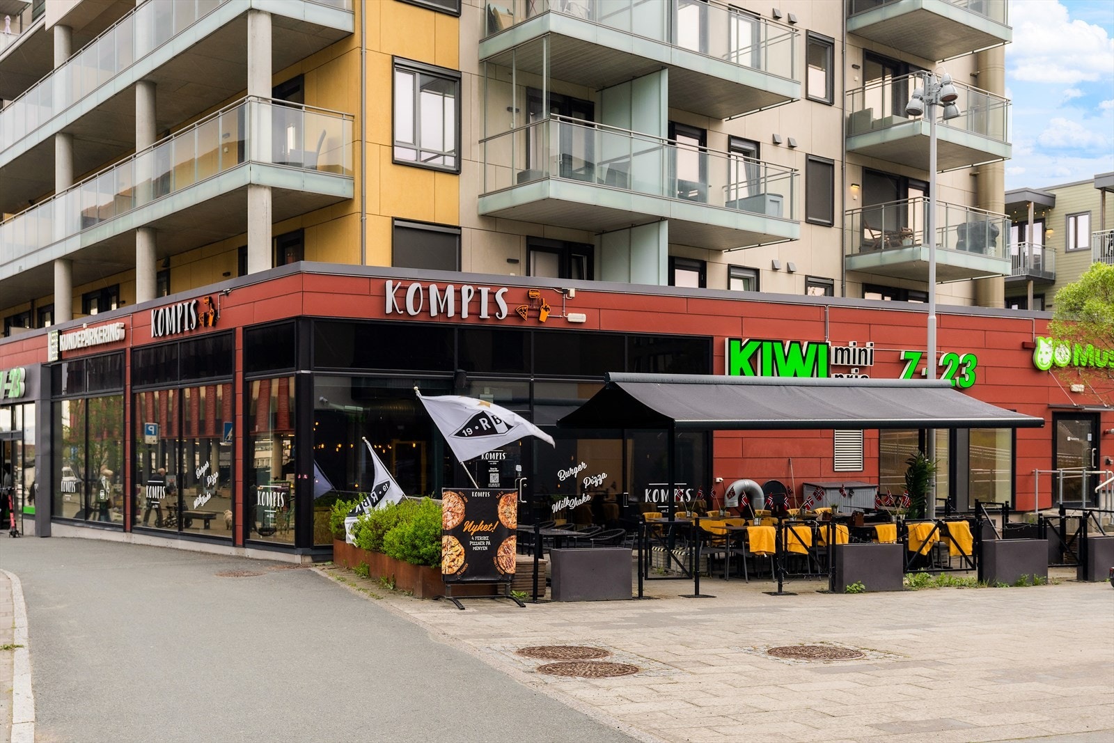 Nærområdet byr på dagligvarebutikker, restaurant, fysioterapeut, blomsterbutikk, treningssenter mm. Galleribilde