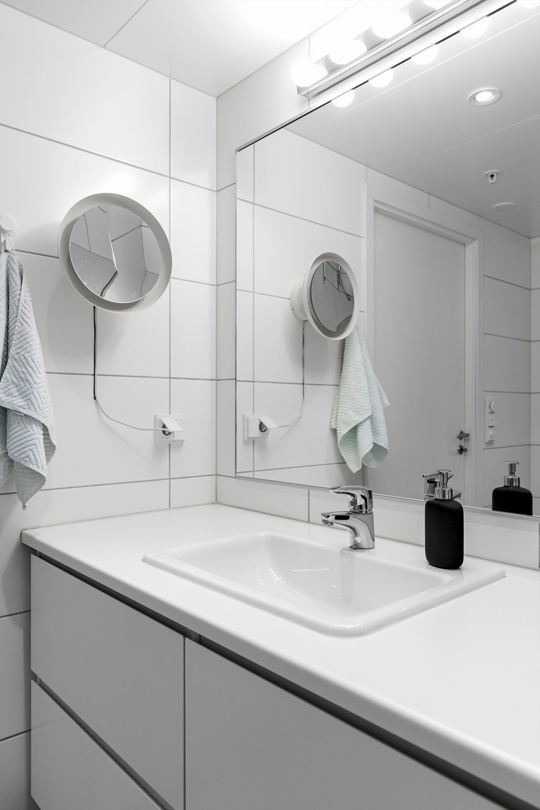 Her får du et pent flislagt bad på 4,5 m². Galleribilde