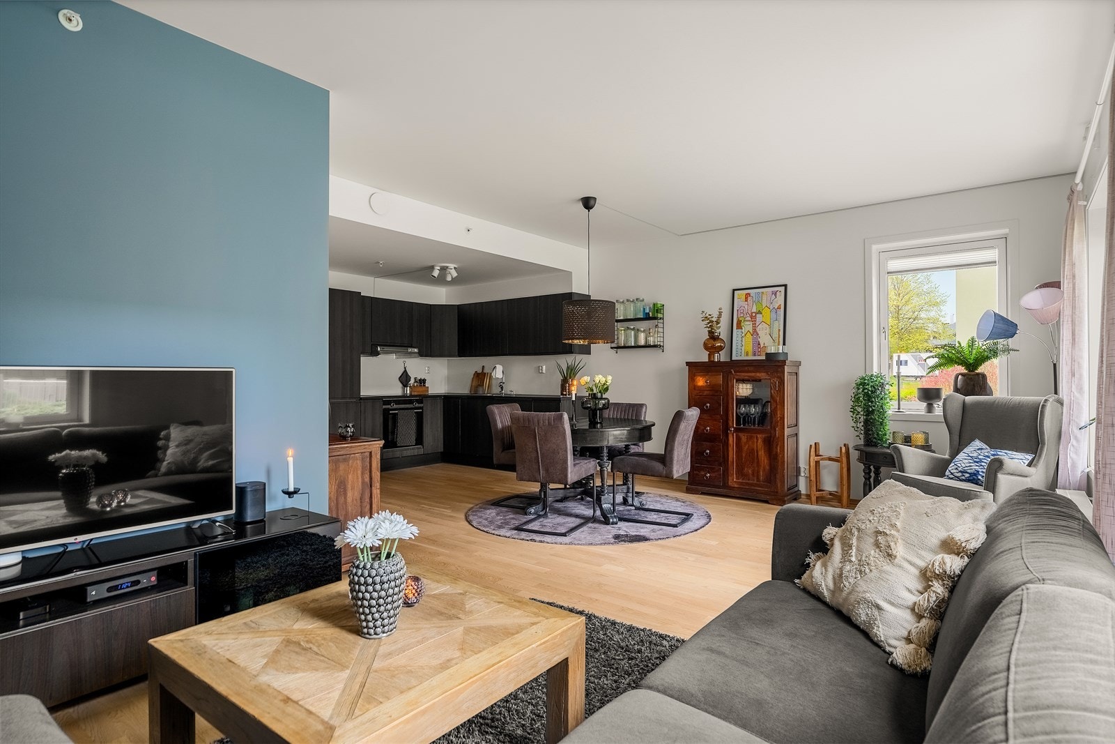 Den åpne stue/kjøkken løsningen er på hele 35 m². Galleribilde