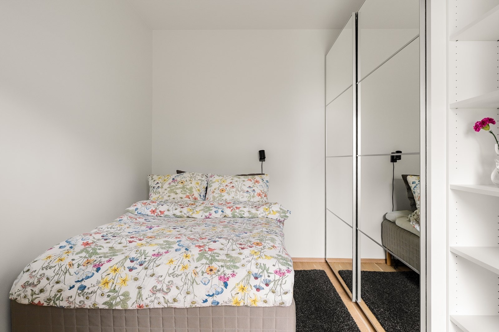 Her får du gode møbleringsmuligheter med plass til både seng og garderobe. Galleribilde