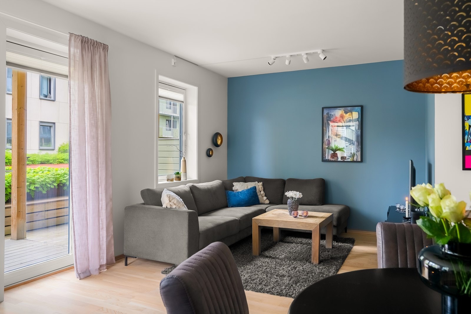 Her får du en funksjonell stue med naturlig inndeling og gode møbleringsmuligheter. Galleribilde