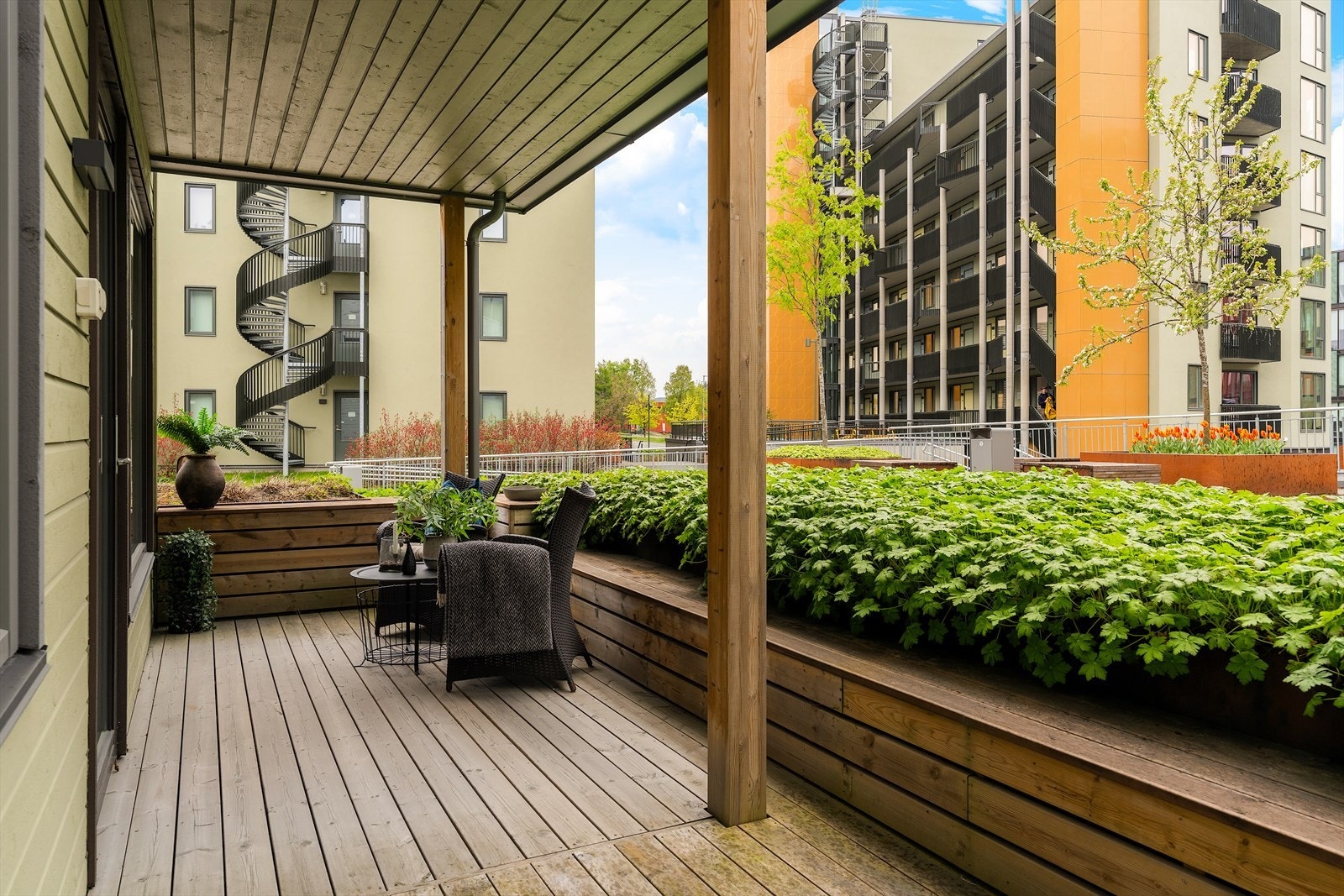 Overbygd terrasse på 14 m² som gir skjerming mot vær og vind. Galleribilde