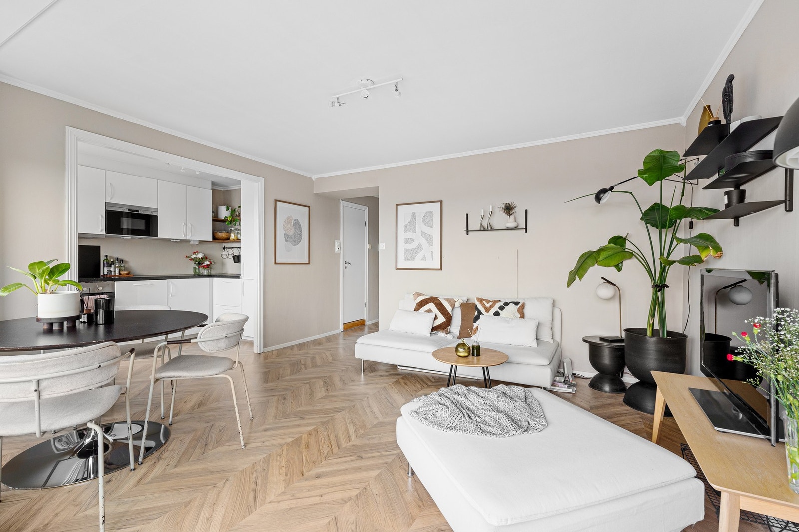 - Borettslaget har gjort omfattende renovering som blant annet ny fasade, etterisolering og nyere vinduer - Galleribilde