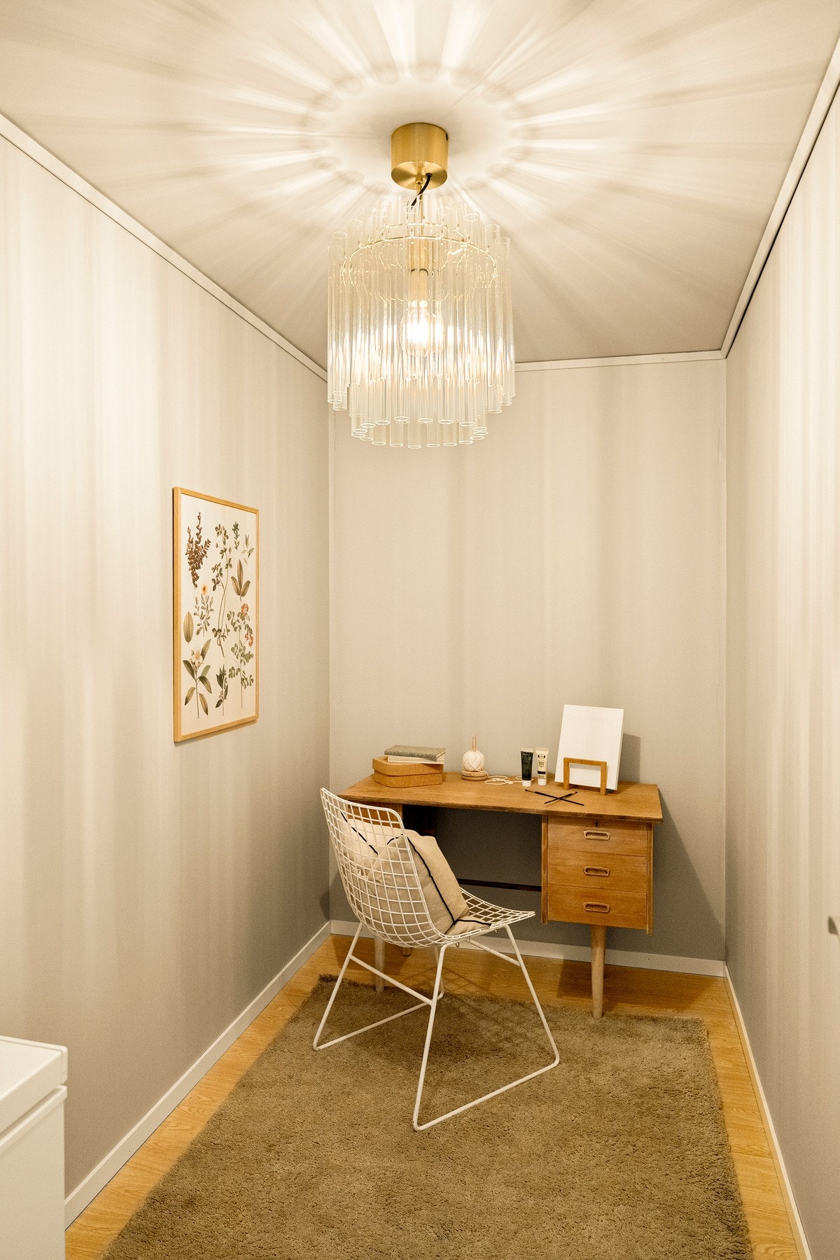 Videre har dagens eiere innredet den originale boden som kontor (rommet er ikke godkjent for varig opphold) - rommet kan også benyttes som ekstra bodplass eller som en praktisk walk-in-garderobe. Galleribilde