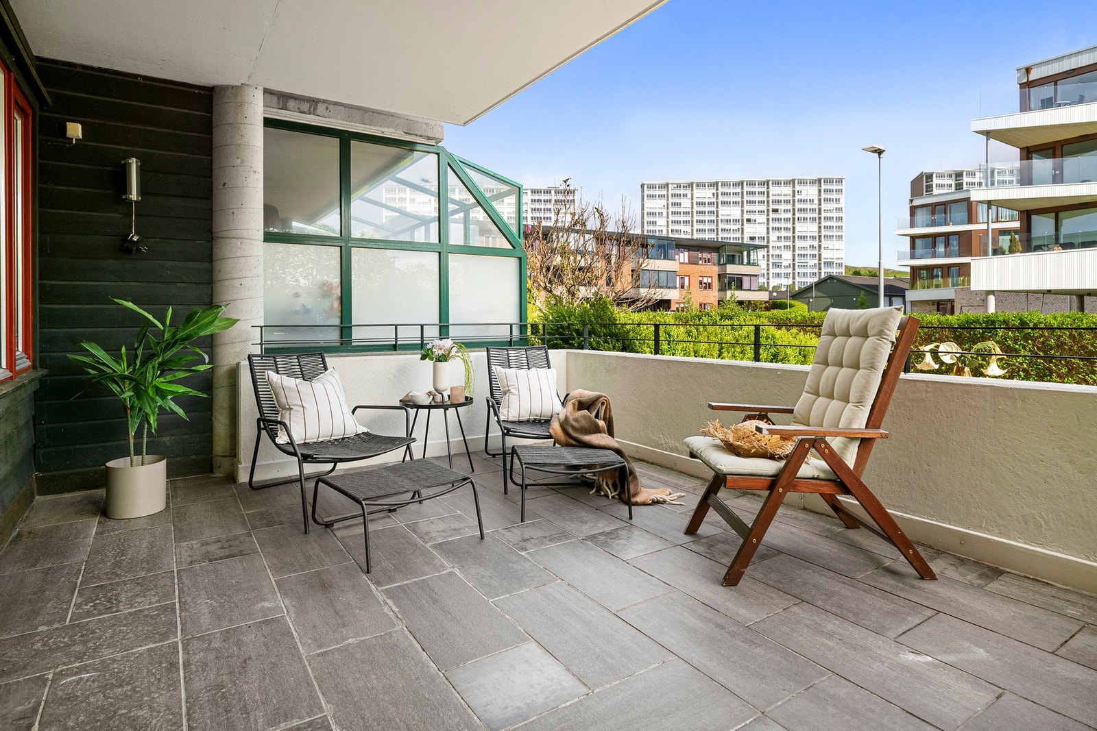 Uteområdet har god plass til både spisegruppe, grill, solsenger, barnebasseng og et hyggelig blomsterbed - perfekt for både avslappende dager og sosiale sammenkomster. Galleribilde