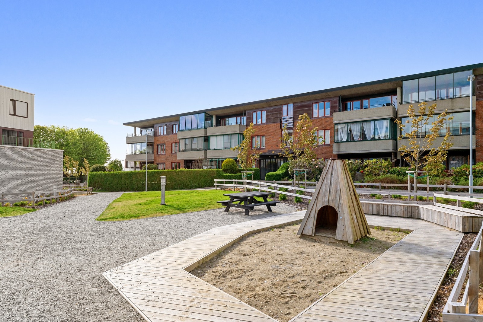 Leiligheten ligger i et attraktivt og veletablert område på Madlamark i Stavanger kommune, med Jernaldergården og Madlavoll barneskole som som nærmeste naboer. Det er også kort gangavstand til barnehager, ungdomsskole og Universitet i Stavanger. Galleribilde