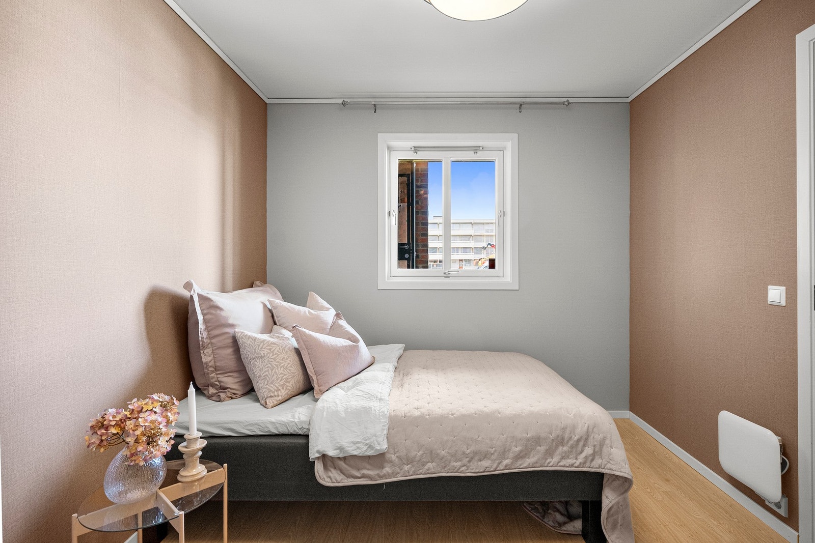 Rommet har god plass til dobbeltseng og egner seg perfekt som gjesterom, barnerom eller som en praktisk kombinasjon av soverom og hjemmekontor. Galleribilde