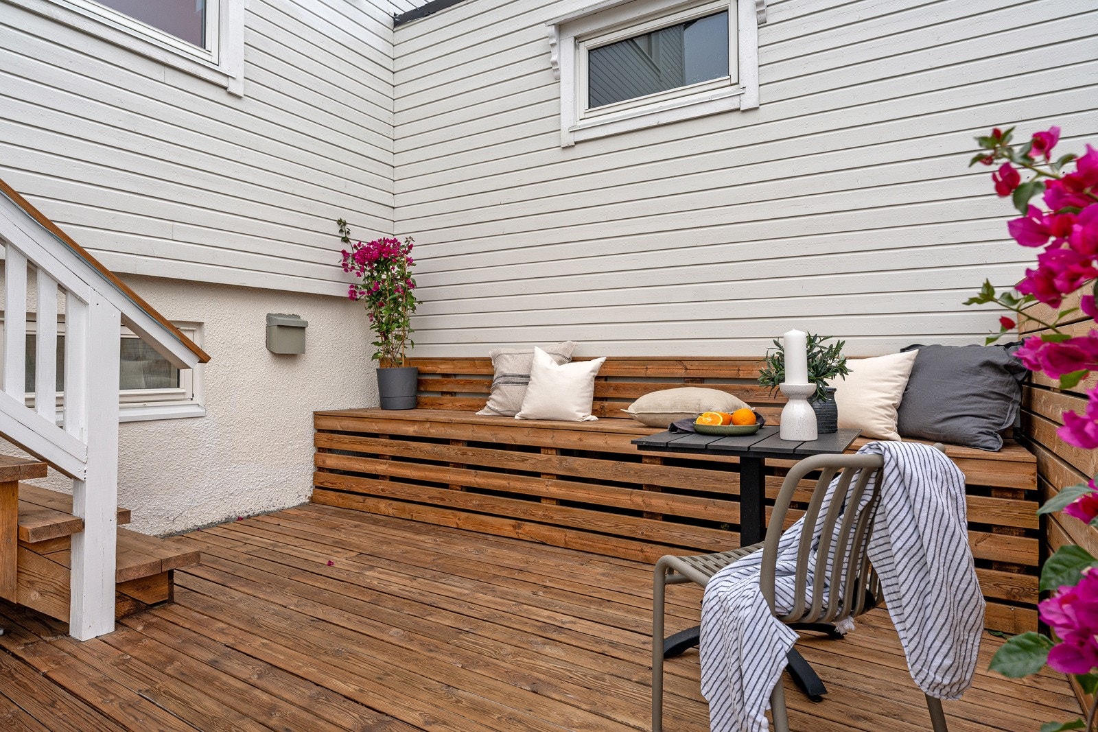 Terrasse på ca. 15 kvm med levegg, sittebenk og god plass til grill.