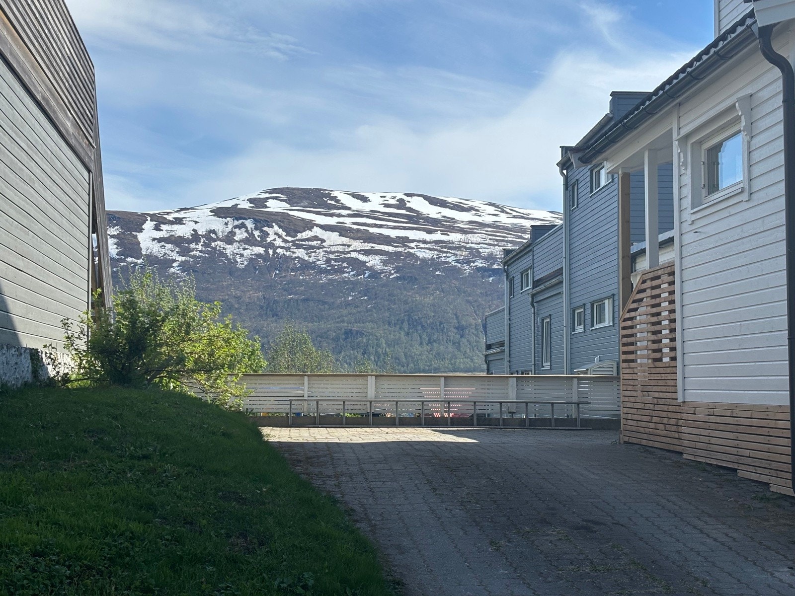 Pent opparbeidet tomt med brosteinbelagt gårdsplass. Selgers private foto