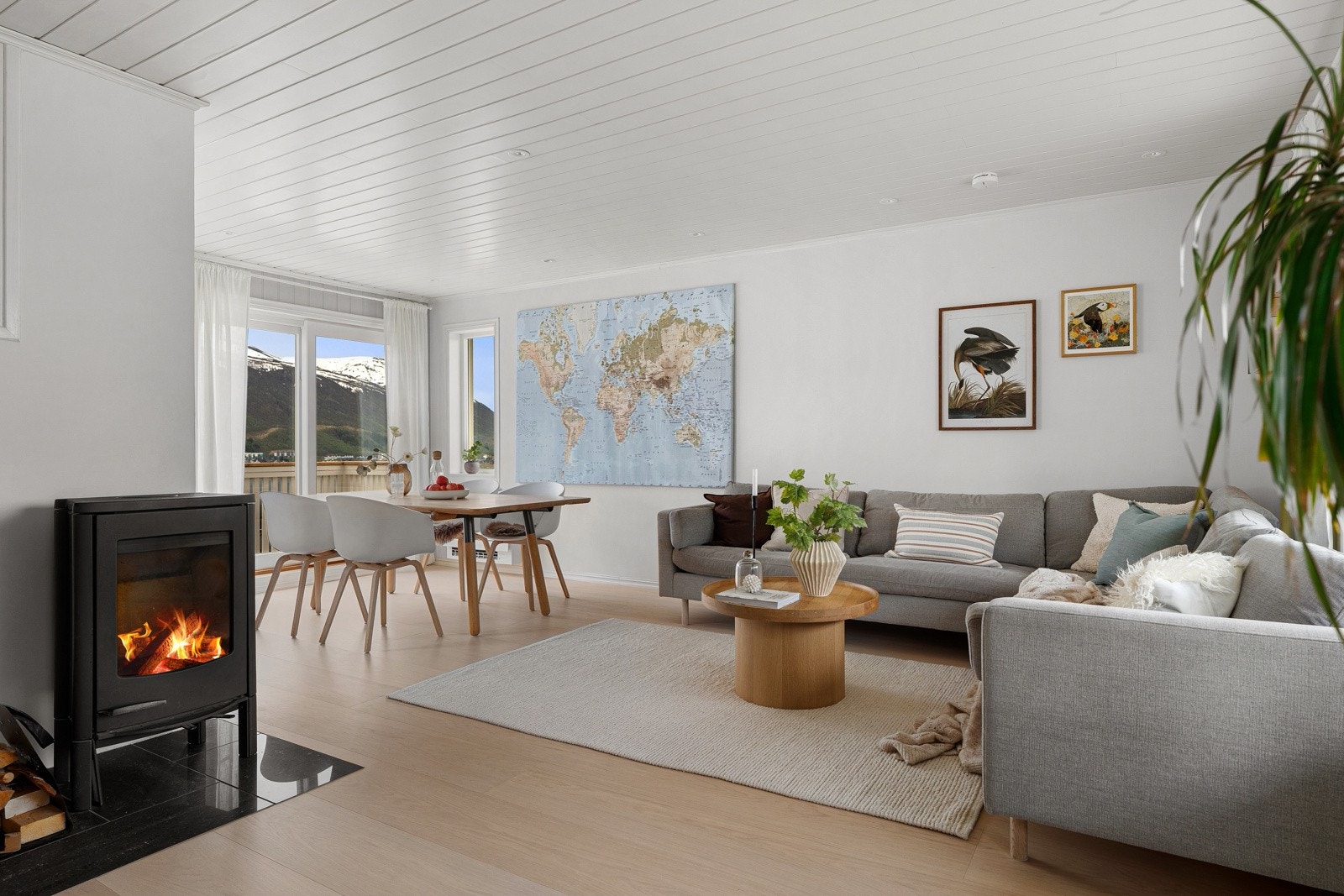 Lys og innbydende stue i hovedetasje med downlights i himling og vedfyring!