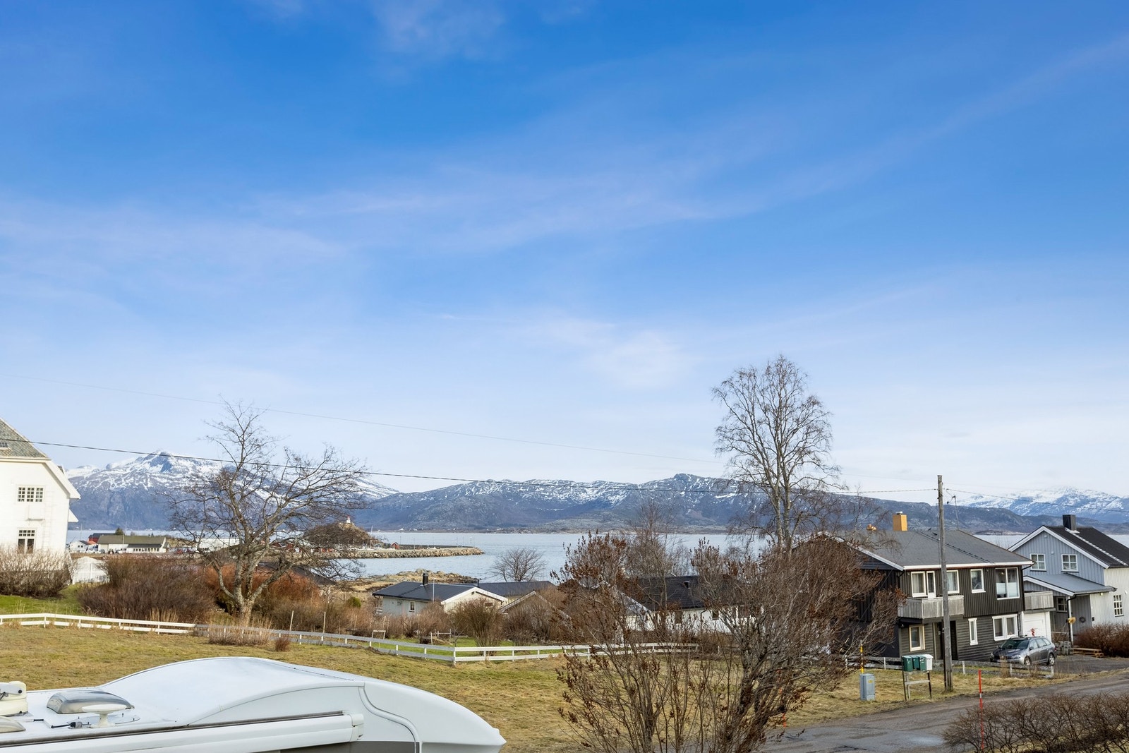 Her bor man med nærhet, og med utsikt mot hav og fjell Galleribilde